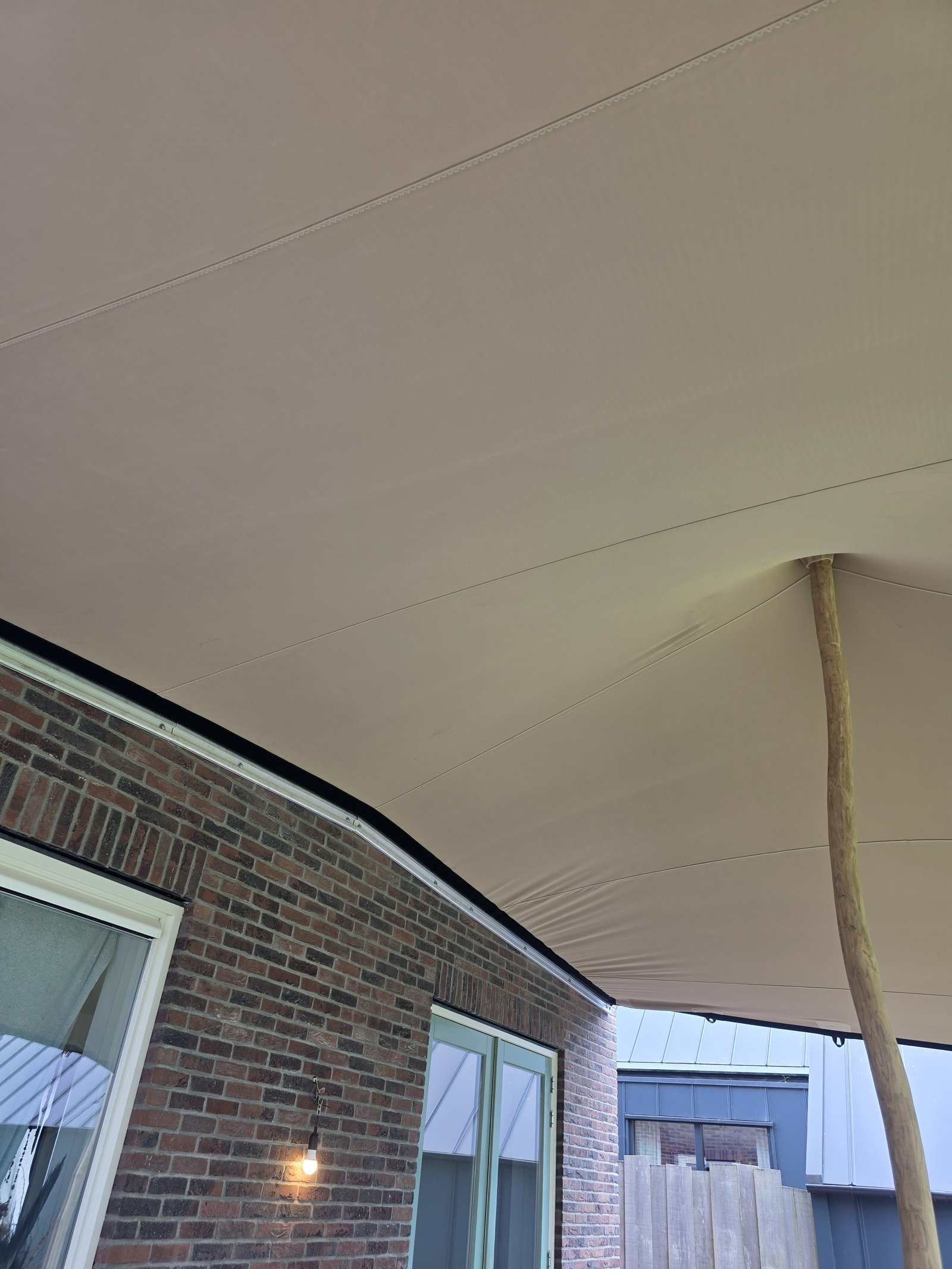 Stretchtent bevestigd aan de muur