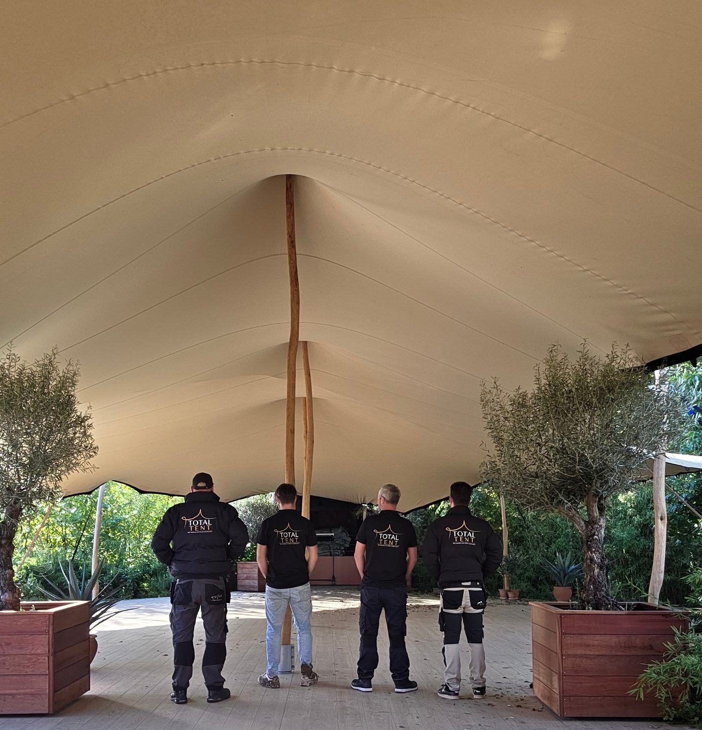 Het team van Total Tent onder een stretchtent