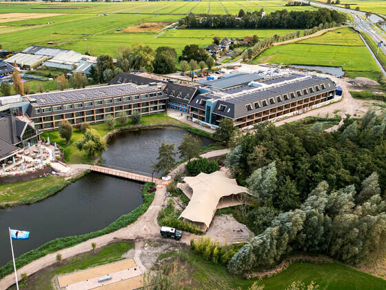Luchtfoto van een stretchtent bij een hotel aan het water