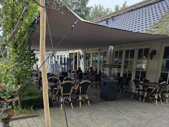 Stretchtent boven een horecaterras